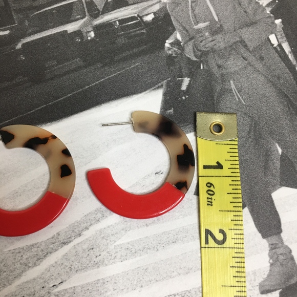 NWT Color block beige tortoise resin hoop earrings - Picture 4 of 4